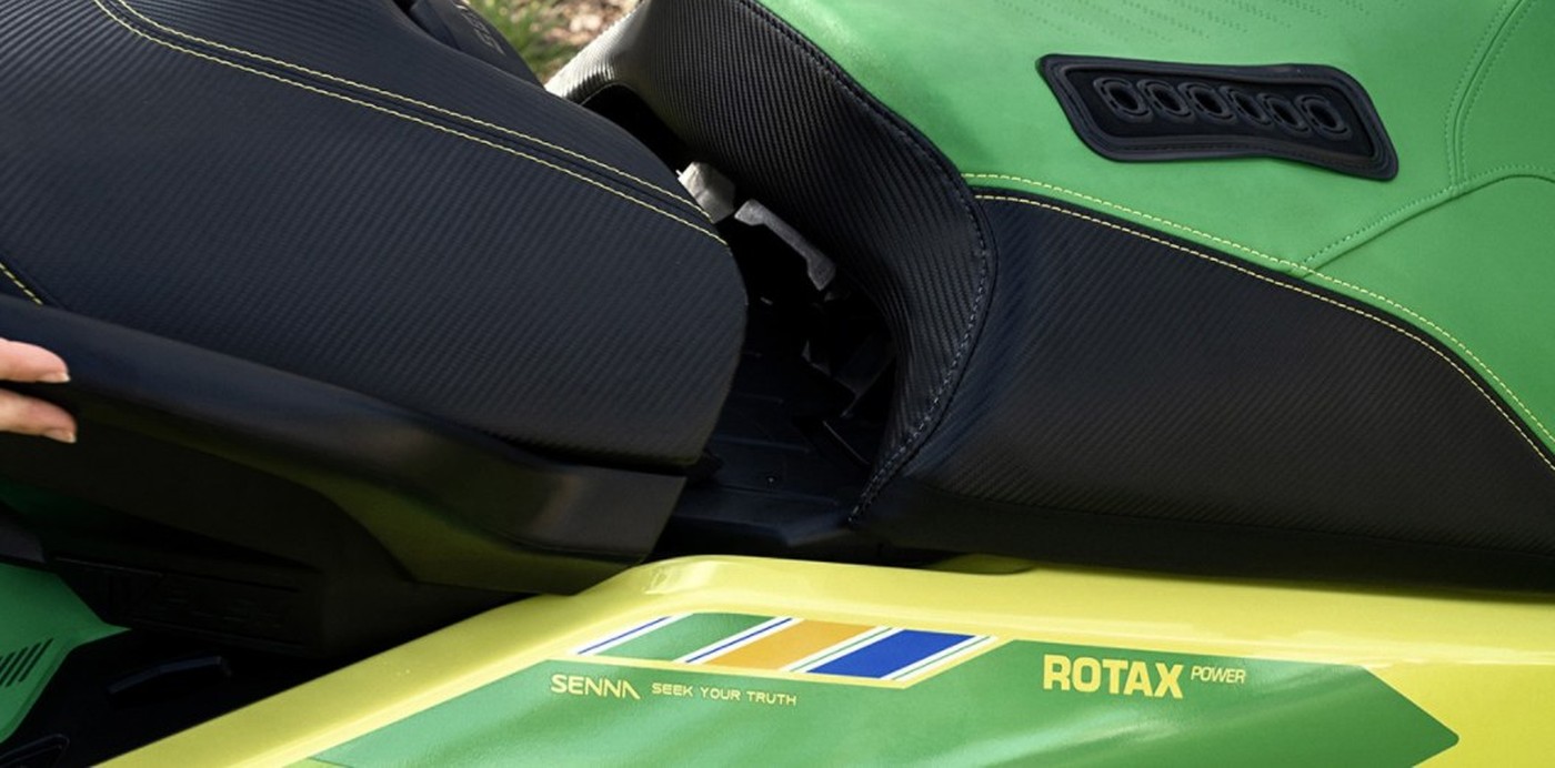 Деталь корпуса Sea-Doo RXP-X Senna: надпись SENNA, девиз SEEK YOUR TRUTH и полосы со шлема гонщика