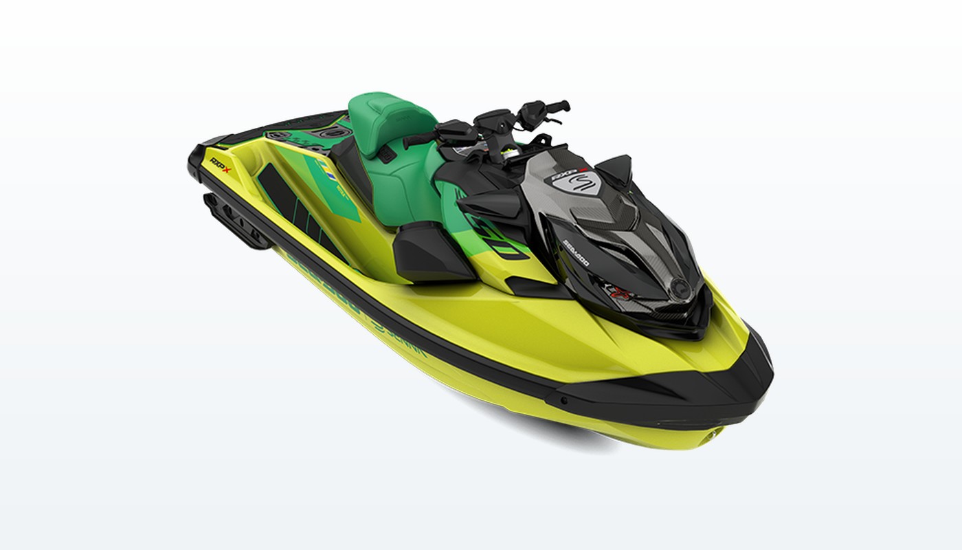 Студийный рендер Sea-Doo RXP-X Senna 350 в три четверти: цвета Racing Yellow и Amazon Green