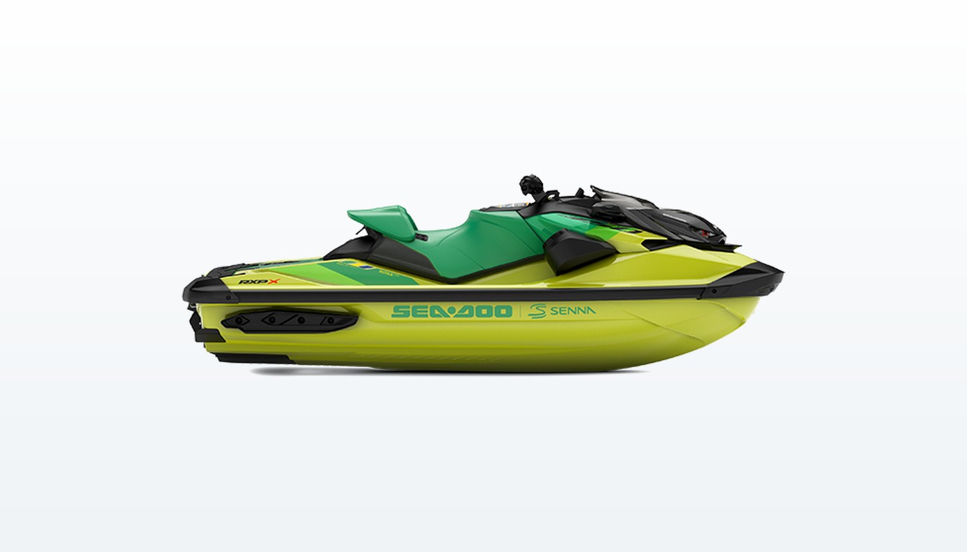 Sea-Doo RXP-X Senna 350 сбоку: видны логотип Senna на борту и жёлто-зелёная ливрея
