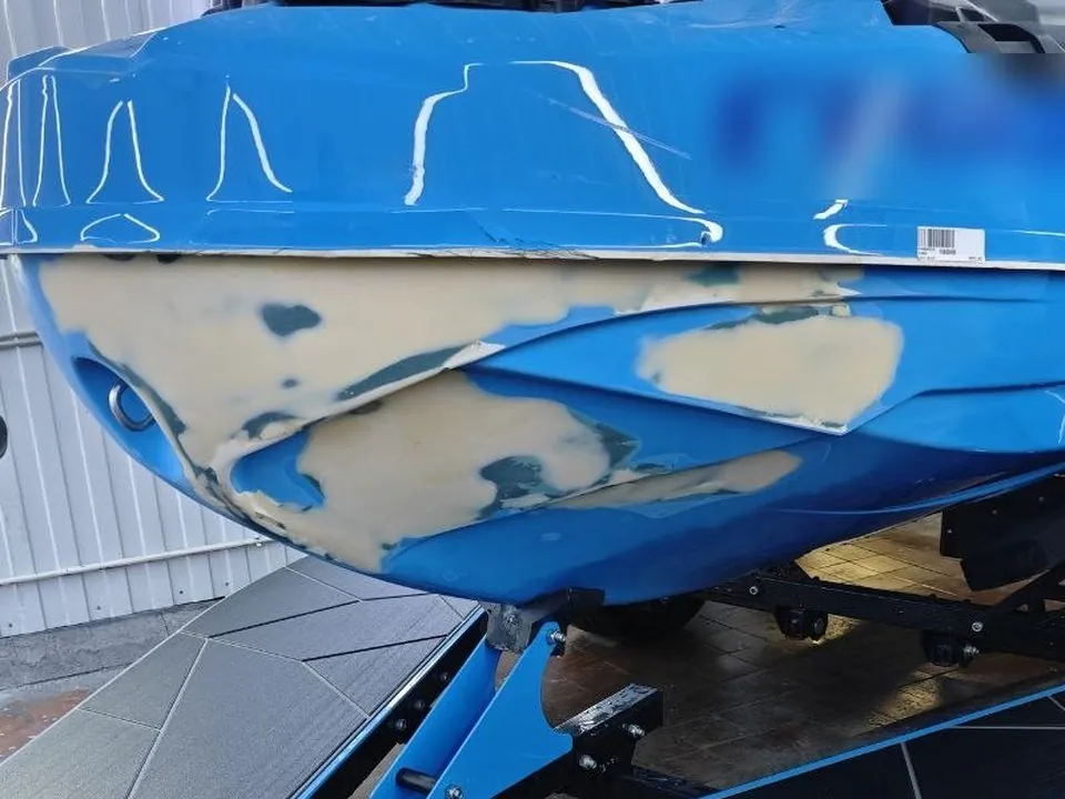 Ремонт носа гидроцикла Sea-Doo на этапе выравнивания